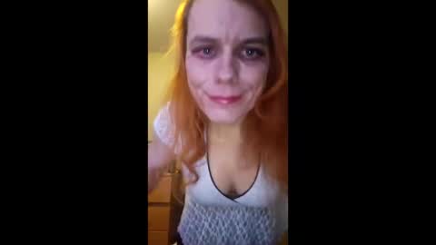 Snapshot of queenbitchholly chatting on 12/17/25, 01:33 queenbitchholly online show from 12/17/25, 01:33