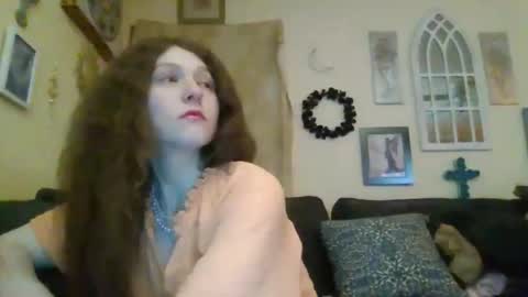 queencrimsonlvx online show from 04/22/26, 12:18