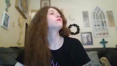 Snapshot of queencrimsonlvx chatting on 04/24/26, 10:01 queencrimsonlvx online show from 04/24/26, 10:01