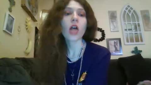 Snapshot of queencrimsonlvx chatting on 05/08/26, 11:15 queencrimsonlvx online show from 05/08/26, 11:15