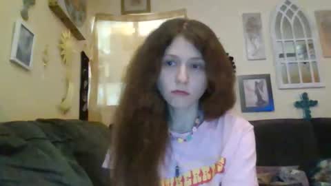 Snapshot of queencrimsonlvx chatting on 05/18/26, 01:17 queencrimsonlvx online show from 05/18/26, 01:17