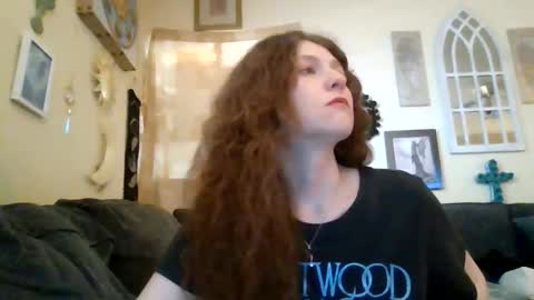 Snapshot of queencrimsonlvx chatting on 06/11/26, 01:27 queencrimsonlvx online show from 06/11/26, 01:27