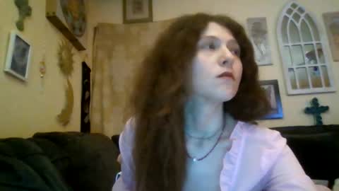 Snapshot of queencrimsonlvx chatting on 07/29/26, 10:02 queencrimsonlvx online show from 07/29/26, 10:02