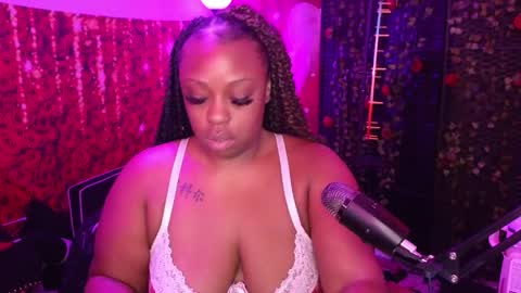 Snapshot of queencroze chatting on 05/27/26, 04:37 Queen Cherise Roze online show from 05/27/26, 04:37