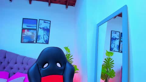 Queen online show from 02/01/25, 01:23