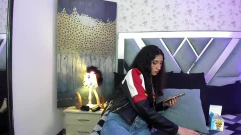 Snapshot of queenjenn__ chatting on 05/07/26, 03:45 QUEENJEENN online show from 05/07/26, 03:45