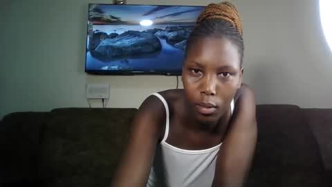 Snapshot of queenluxee chatting on 02/22/26, 04:57 queenluxee online show from 02/22/26, 04:57