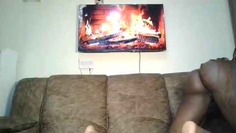 Snapshot of queenluxee chatting on 02/23/26, 09:45 queenluxee online show from 02/23/26, 09:45