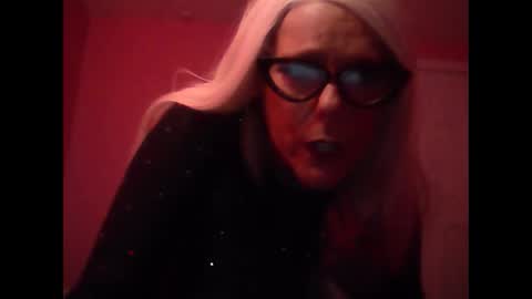 Snapshot of queenmayhem_ chatting on 09/16/25, 01:17 Queenmayhem online show from 09/16/25, 01:17