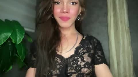 Snapshot of queenn_xxx chatting on 11/21/25, 01:37 QUEEN online show from 11/21/25, 01:37