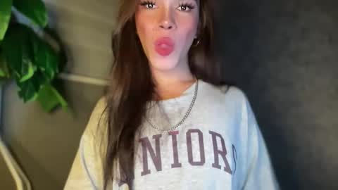 Snapshot of queenn_xxx chatting on 11/29/25, 10:29 QUEEN online show from 11/29/25, 10:29