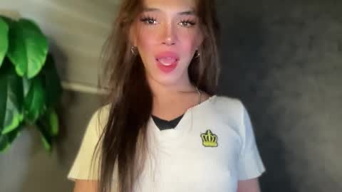 Snapshot of queenn_xxx chatting on 12/01/25, 02:27 QUEEN online show from 12/01/25, 02:27