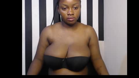 Snapshot of queenofalltest chatting on 10/16/25, 12:33 Zoey online show from 10/16/25, 12:33