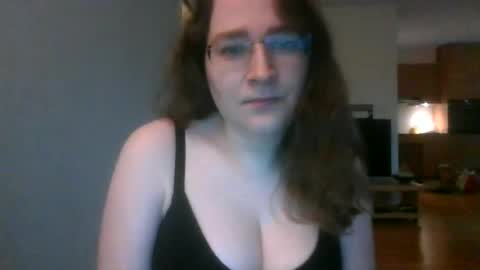 Snapshot of queenofthenights chatting on 06/17/26, 08:10 queenofthenights online show from 06/17/26, 08:10