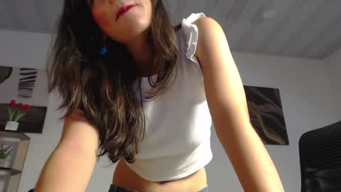 Snapshot of queenpink777 chatting on 12/20/24, 07:07 Rose online show from 12/20/24, 07:07
