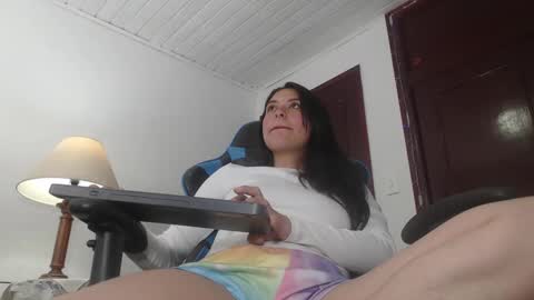Snapshot of queenpink777 chatting on 09/30/25, 01:38 Rose online show from 09/30/25, 01:38