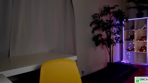 Snapshot of queensy_sins_x chatting on 05/23/26, 04:44 Queensy online show from 05/23/26, 04:44