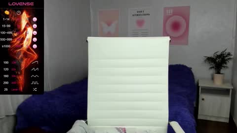 Snapshot of queitsharm_ chatting on 10/14/25, 05:30 Anna online show from 10/14/25, 05:30