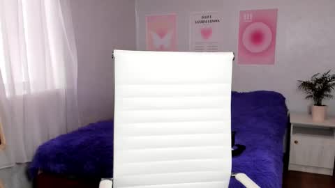 Snapshot of queitsharm_ chatting on 10/15/25, 06:57 Anna online show from 10/15/25, 06:57