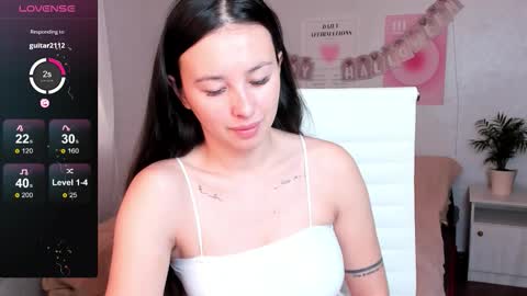 Snapshot of queitsharm_ chatting on 10/31/25, 05:41 Anna online show from 10/31/25, 05:41