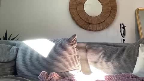 Quinnyelena online show from 11/22/25, 11:09