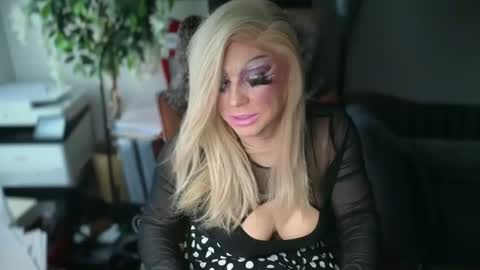 Snapshot of qweenviva chatting on 12/02/25, 07:31 ViVaLuvLicious online show from 12/02/25, 07:31