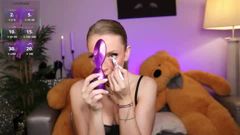 Nova Hollis online show from 12/03/25, 03:25