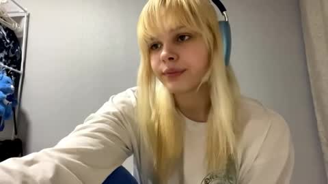 Eshly online show from 04/12/26, 12:21