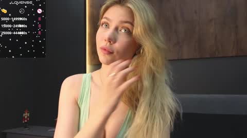 Snapshot of rainauge chatting on 12/20/24, 08:45 Lisa online show from 12/20/24, 08:45