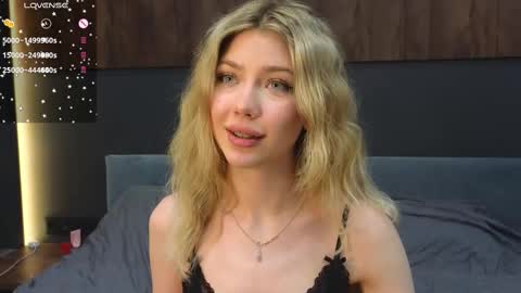 Snapshot of rainauge chatting on 02/21/25, 11:54 Lisa online show from 02/21/25, 11:54