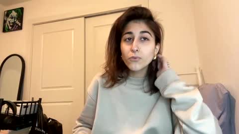 Snapshot of raiyvyn chatting on 01/05/25, 04:04 Ray Ray online show from 01/05/25, 04:04