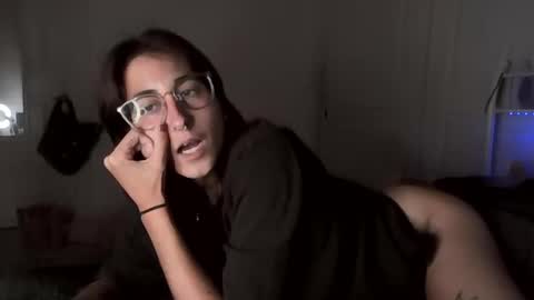 Snapshot of raiyvyn chatting on 09/17/25, 03:52 Ray Ray online show from 09/17/25, 03:52