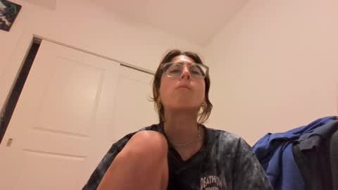 Snapshot of raiyvyn chatting on 09/18/25, 04:25 Ray Ray online show from 09/18/25, 04:25