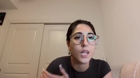 Snapshot of raiyvyn chatting on 10/15/25, 03:28 Ray Ray online show from 10/15/25, 03:28