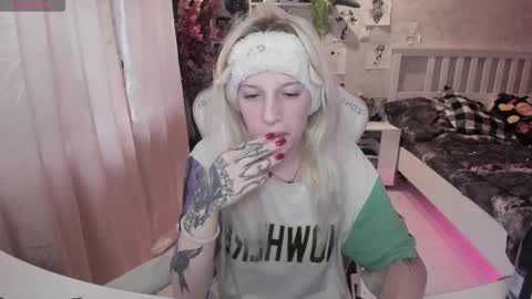 Snapshot of rapunzel_cute chatting on 10/30/25, 01:34 Rapunzel online show from 10/30/25, 01:34