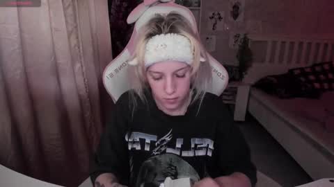 Snapshot of rapunzel_cute chatting on 11/11/25, 01:22 Rapunzel online show from 11/11/25, 01:22