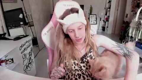 Snapshot of rapunzel_cute chatting on 07/10/26, 01:25 Rapunzel online show from 07/10/26, 01:25