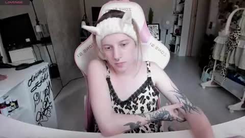 Snapshot of rapunzel_cute chatting on 07/11/26, 01:14 Rapunzel online show from 07/11/26, 01:14