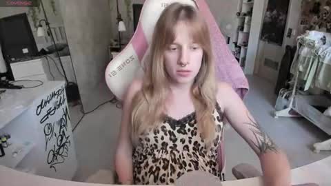 Snapshot of rapunzel_cute chatting on 07/17/26, 01:18 Rapunzel online show from 07/17/26, 01:18