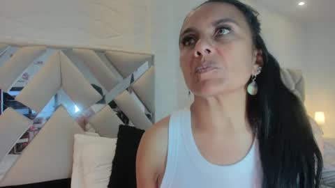 Snapshot of raquel_moore chatting on 02/09/25, 10:43 Raquel Moore online show from 02/09/25, 10:43
