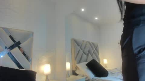 Snapshot of raquel_moore chatting on 02/10/25, 01:01 Raquel Moore online show from 02/10/25, 01:01