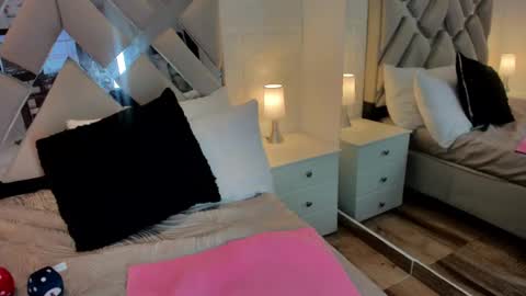 Snapshot of raquel_moore chatting on 02/11/25, 12:05 Raquel Moore online show from 02/11/25, 12:05