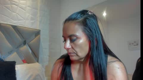 Snapshot of raquel_moore chatting on 02/21/25, 10:59 Raquel Moore online show from 02/21/25, 10:59