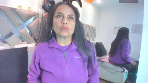 Snapshot of raquel_moore chatting on 10/12/25, 02:49 Raquel Moore online show from 10/12/25, 02:49