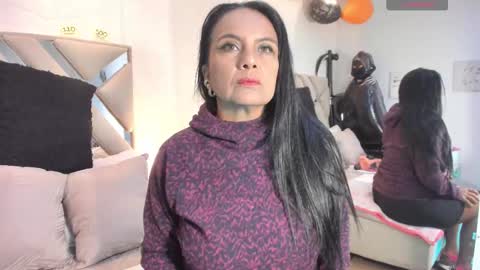 Snapshot of raquel_moore chatting on 10/22/25, 11:54 Raquel Moore online show from 10/22/25, 11:54