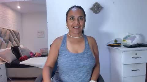 Snapshot of raquel_moore chatting on 12/04/25, 11:41 Raquel Moore online show from 12/04/25, 11:41