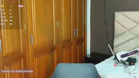 Raquel online show from 09/15/25, 07:47