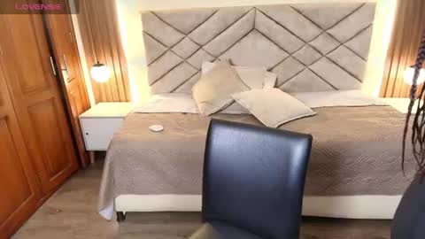 Snapshot of raqueljones_ chatting on 06/18/26, 11:58 Raquel online show from 06/18/26, 11:58