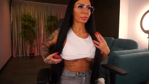 Raquelle online show from 01/11/25, 07:16