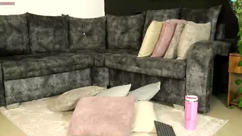 Snapshot of raven06_ chatting on 06/20/26, 01:30 Raven online show from 06/20/26, 01:30